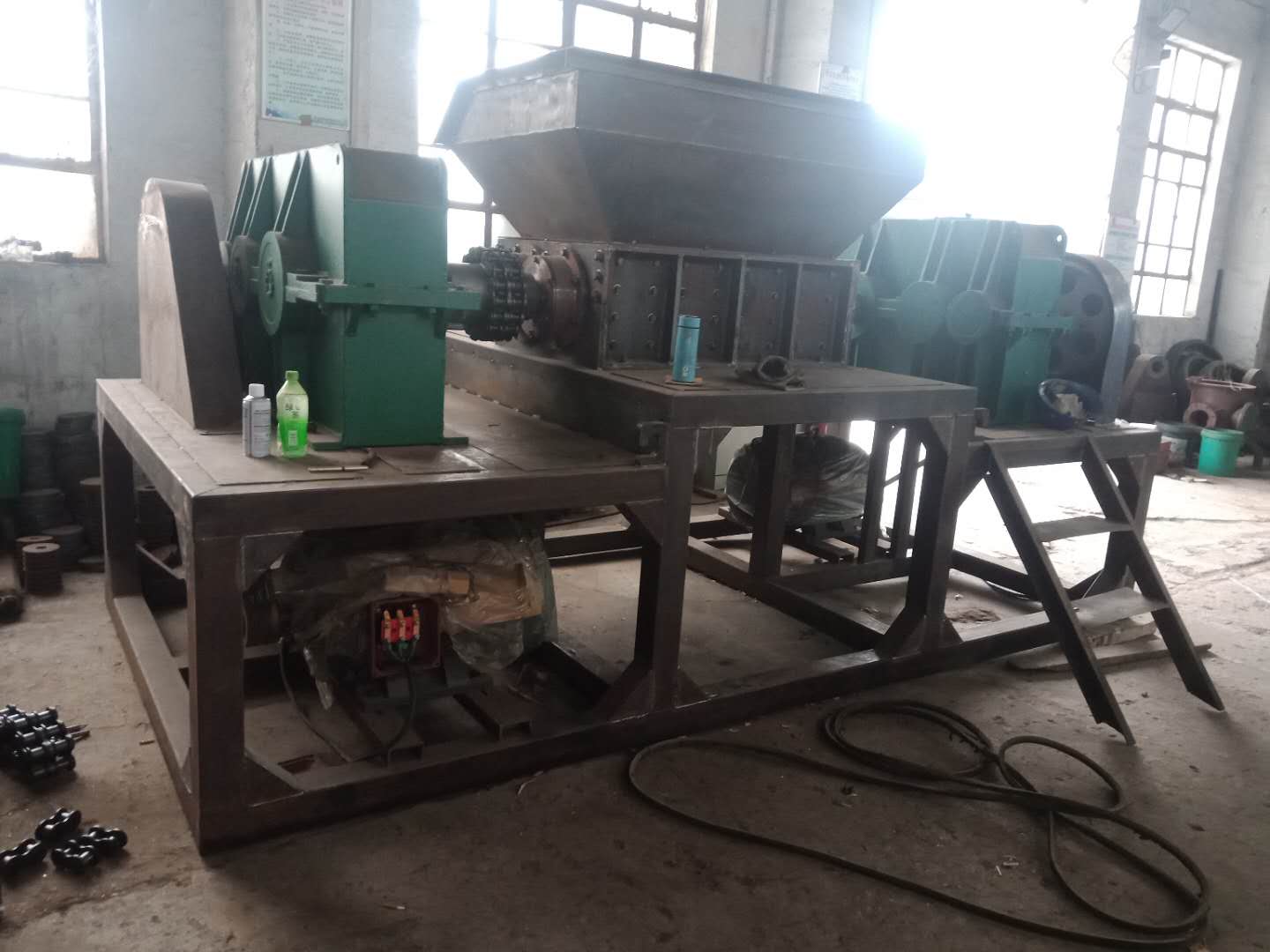 1000型撕碎机粉碎特殊材料现场视频