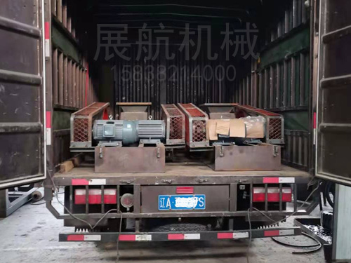 两台ZH-2PG425对辊破碎机发货辽宁