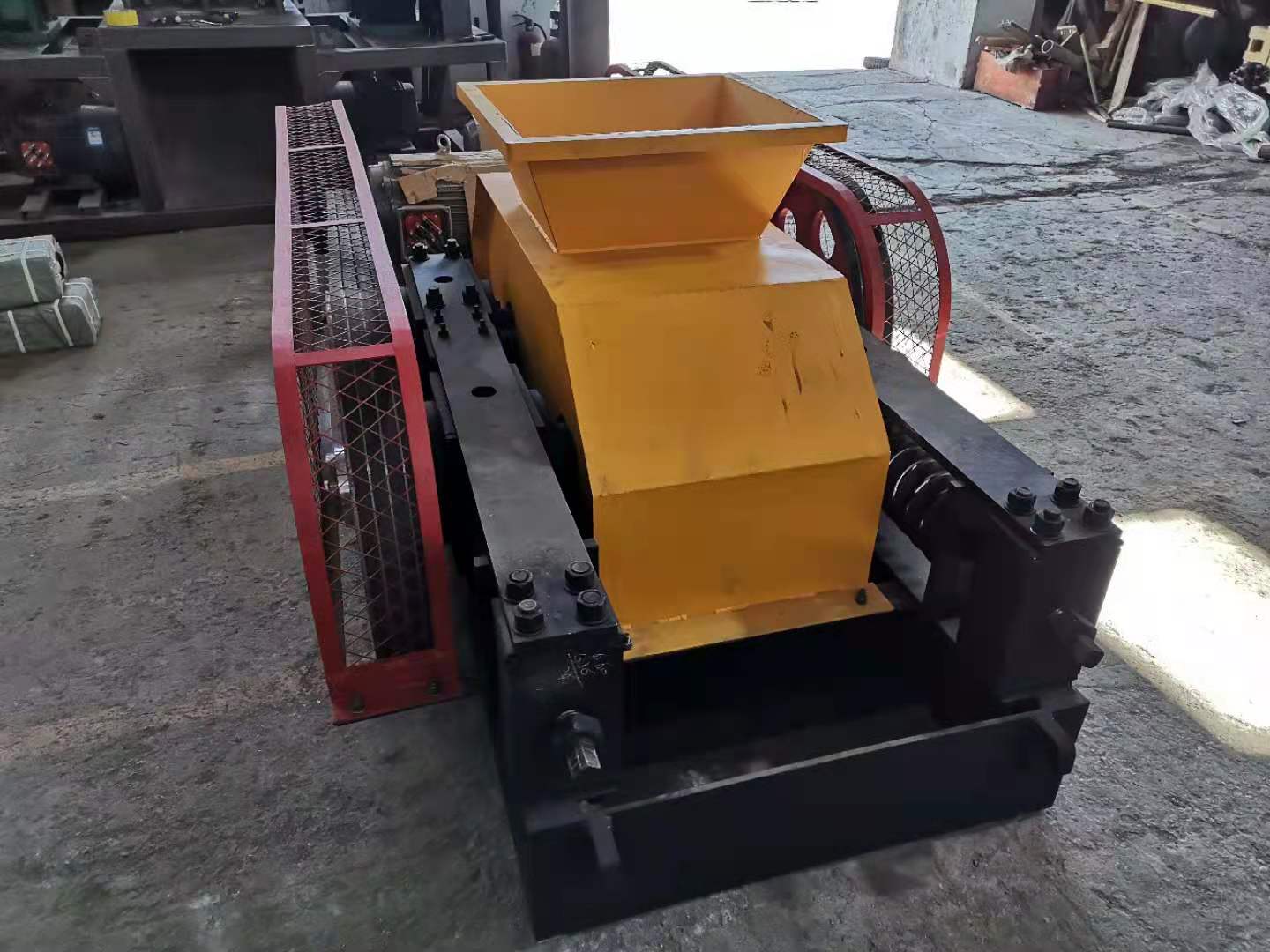 小米石粉碎—640对辊破碎机用户试机