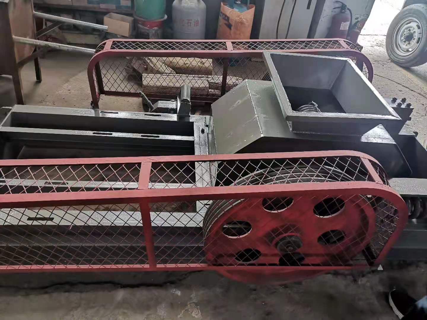 用户定制400对辊破碎机发货广东