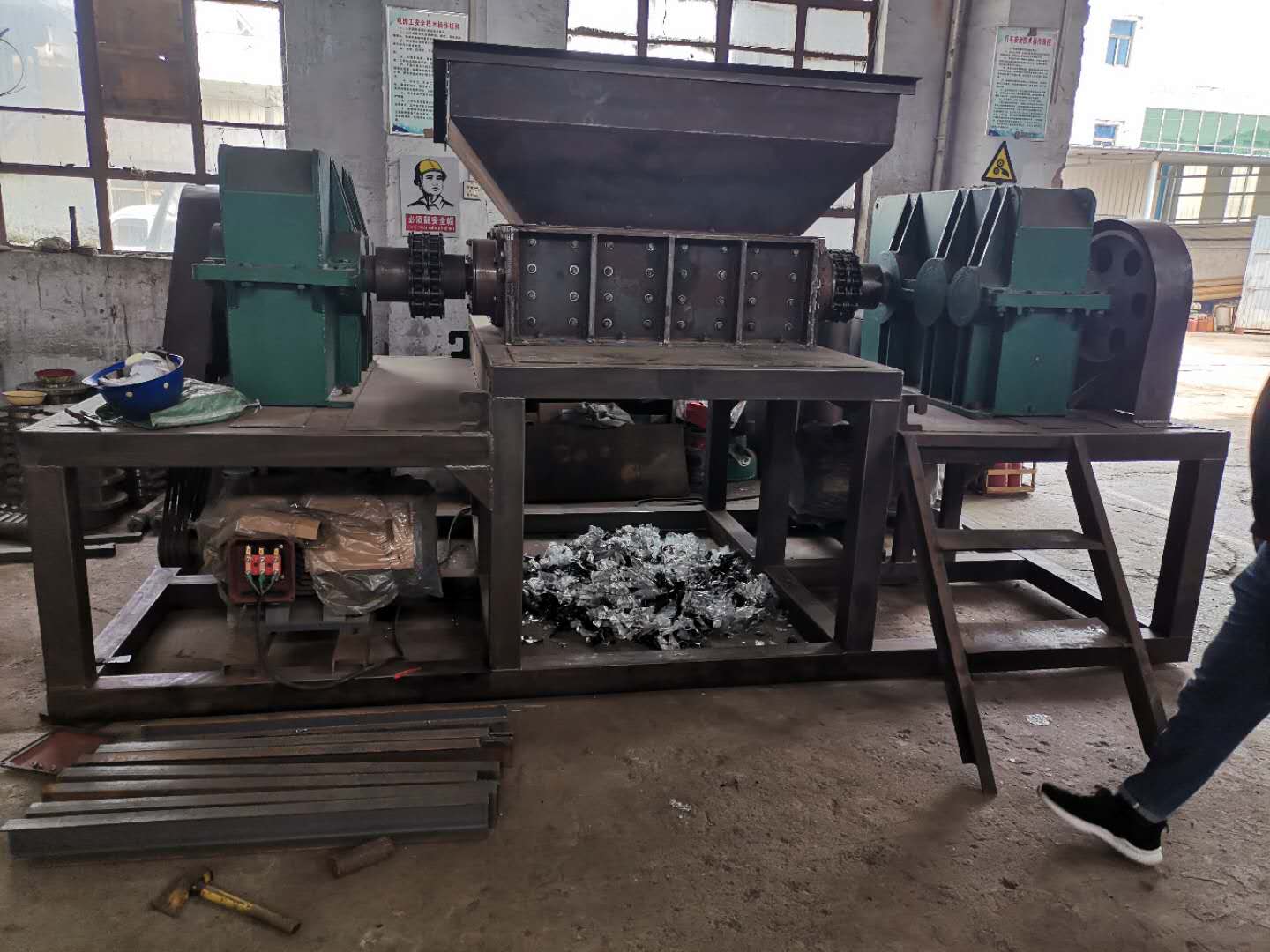 广西客户定制600撕碎机出厂前试机