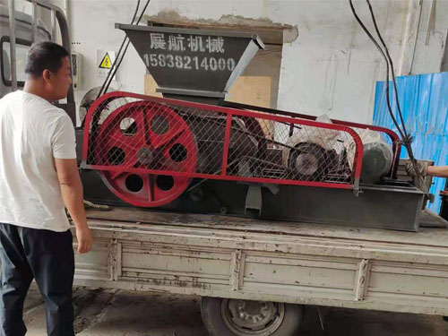 400*250型对辊破碎机发货